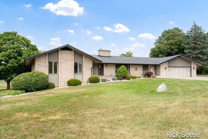 7290 Wingeier Avenue SE, Alto, MI 49302