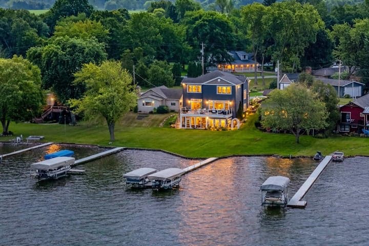 7705 S Indian Lake Drive, Vicksburg, MI 49097