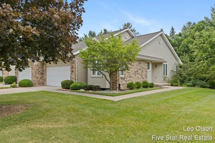 2220 Meadowglen Drive NE 7, Grand Rapids, MI 49505