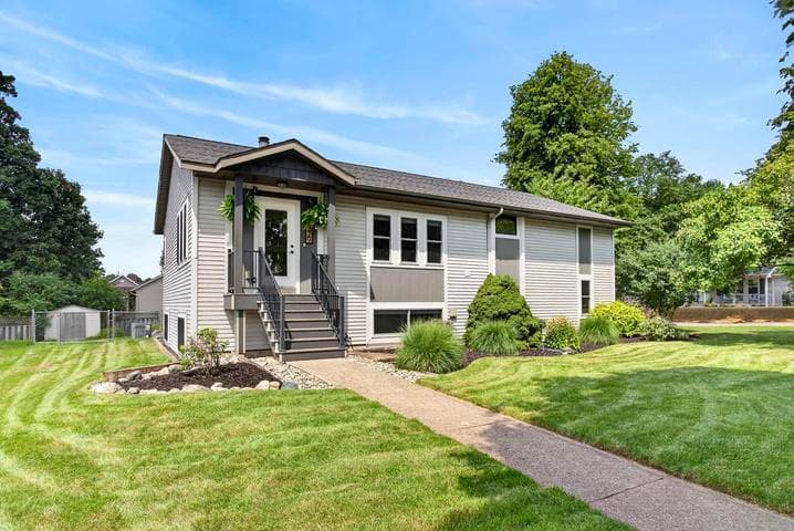 1329 Dewberry Court NE, Grand Rapids, MI 49505