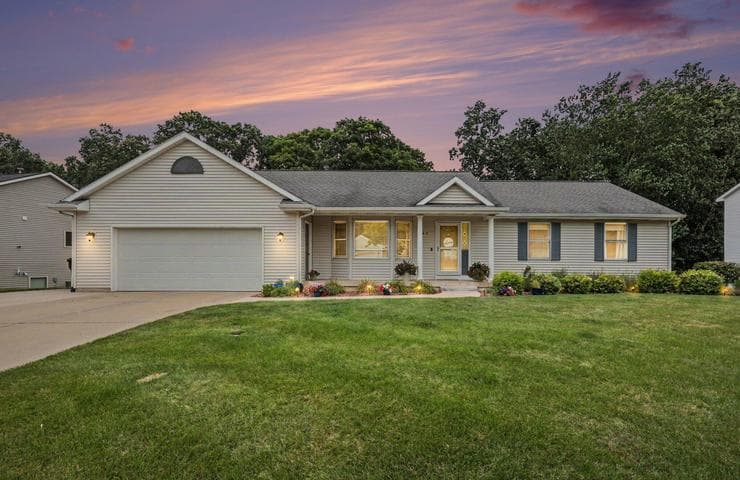 330 Glenwoods Court NE, Rockford, MI 49341
