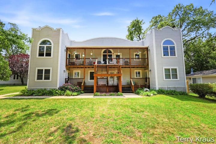 7374 N Shore Drive 17, South Haven, MI 49090