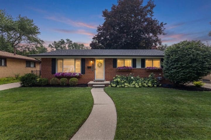 14928 Country Club Drive, Livonia, MI 48154