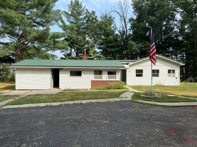 3105 N Evergreen Drive, White Cloud, MI 49349