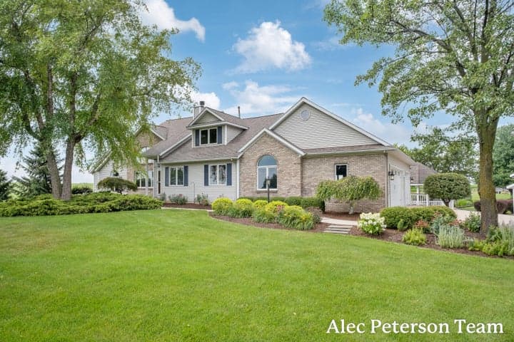 2807 8th Avenue SW, Byron Center, MI 49315