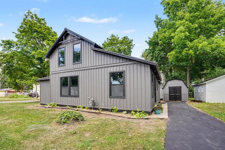 216 W Cushman Street, Three Rivers, MI 49093
