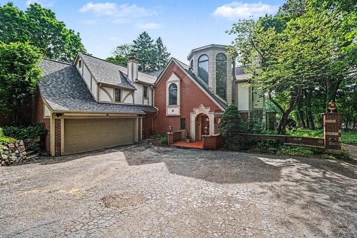 460 E Long Lake Road, Bloomfield Hills, MI 48304