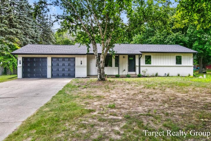 11648 Woodgate Drive NW, Grand Rapids, MI 49534