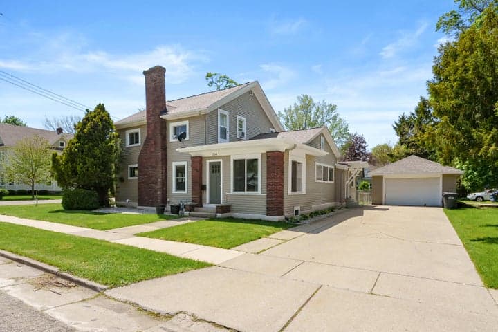 220 South Anderson Street, Plainwell, MI 49080