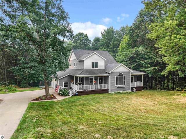 160 Hunters Ridge, Cadillac, MI 49601