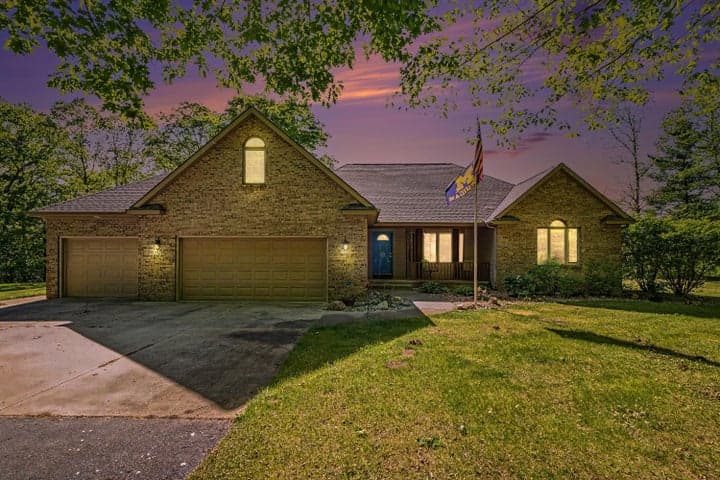 10835 Red Oak Ridge, Howard City, MI 49329
