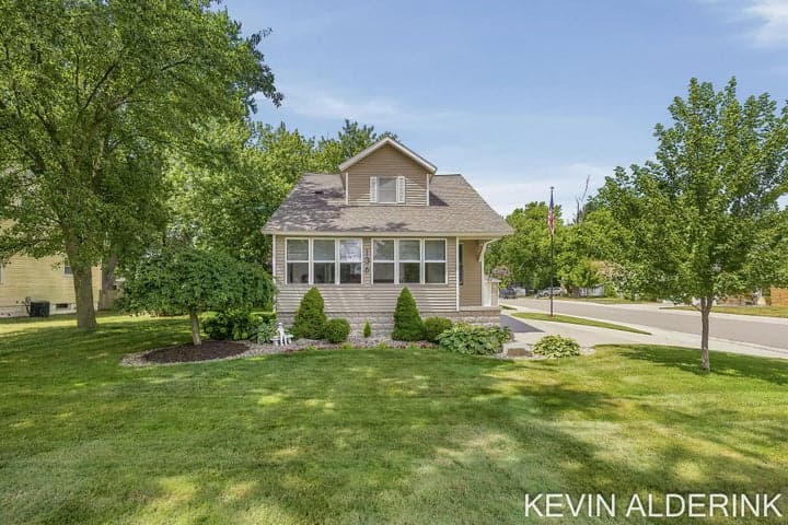 136 S Fairview Road, Zeeland, MI 49464