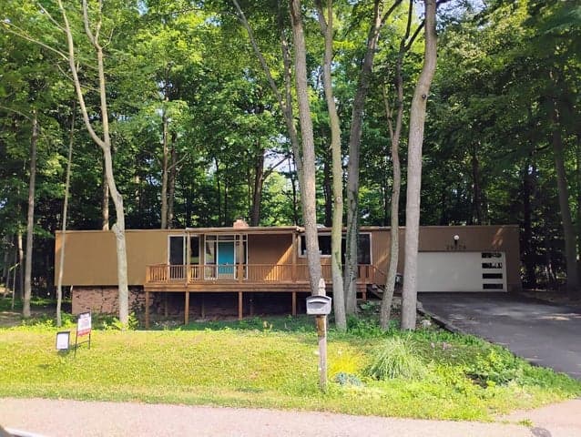 29204 Summerwood Road, Farmington Hills, MI 48334