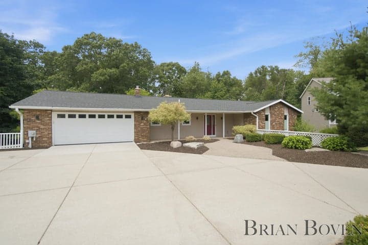 2704 Copper Hill Drive NE, Grand Rapids, MI 49525