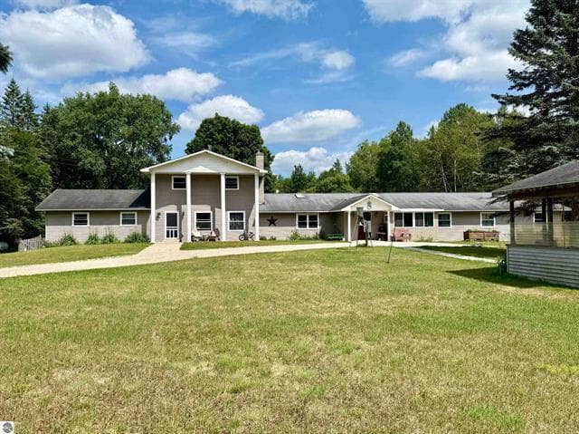 2035/2085 S 33 1/2 Road, Cadillac, MI 49601