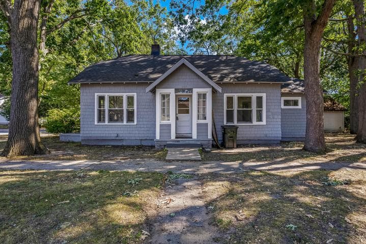 689 E E Larch Avenue, Muskegon, MI 49442