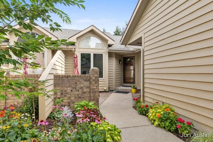 1845 Cross Bend Street NE, Grand Rapids, MI 49505