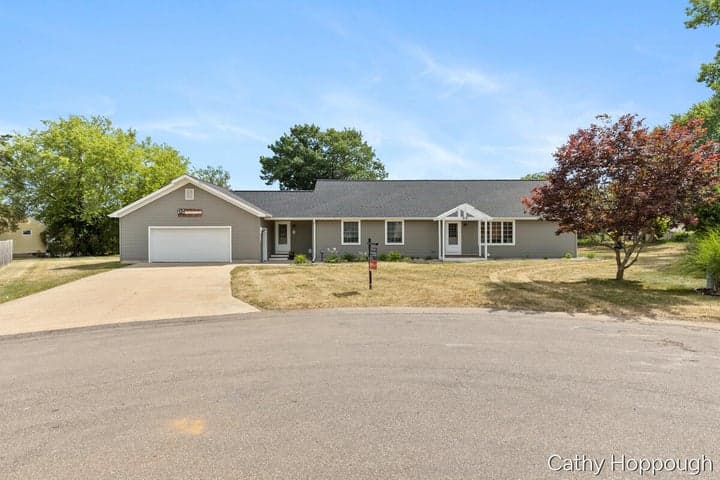 918 Emerald Circle, Lake Odessa, MI 48849