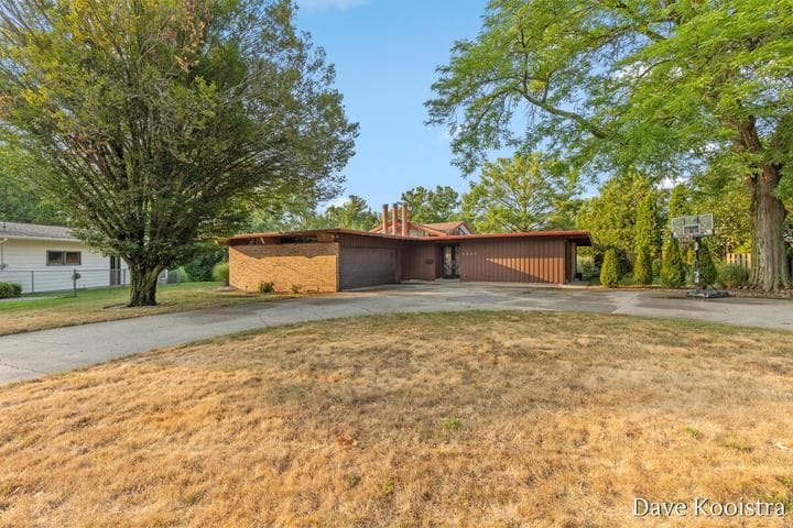 3933 S Big Spring Drive SW, Grandville, MI 49418
