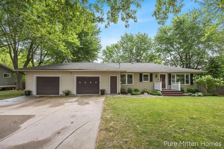 9088 Summit Avenue NE, Rockford, MI 49341