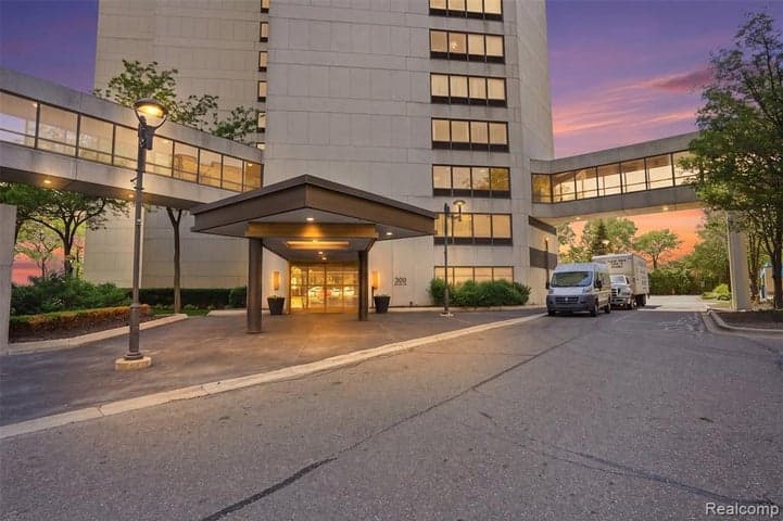 300 Riverfront Drive, Detroit, MI 48226