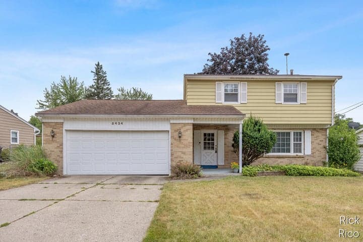 5434 Edgelawn Drive SE, Kentwood, MI 49508
