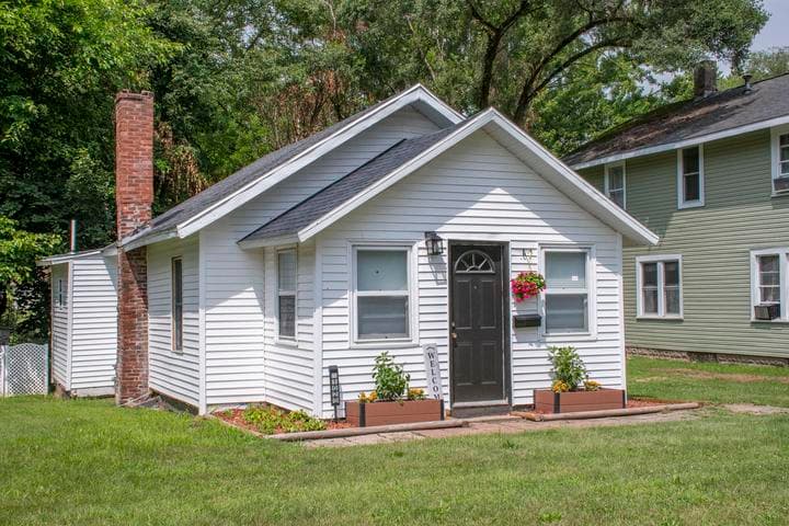 1080 N 8th Street, Niles, MI 49120