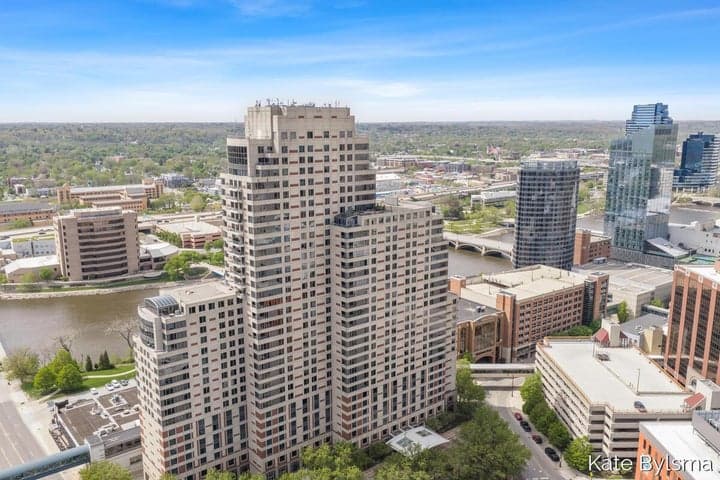 118 Campau Circle NW, Grand Rapids, MI 49503