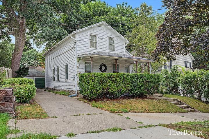 581 Harlan Avenue NE, Grand Rapids, MI 49503