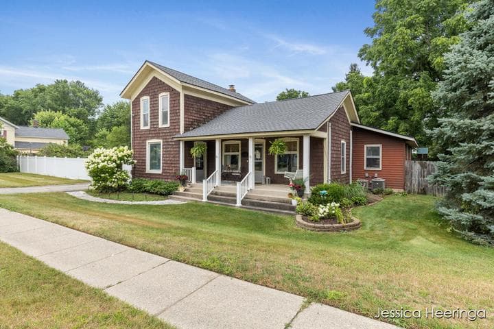 29 W Division Street NE, Rockford, MI 49341