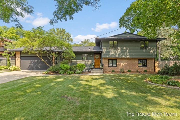 2184 Woodcliff Avenue SE, Grand Rapids, MI 49546