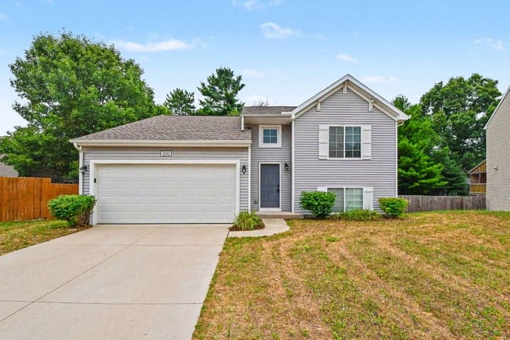 1202 Pinewood Drive, Greenville, MI 48838