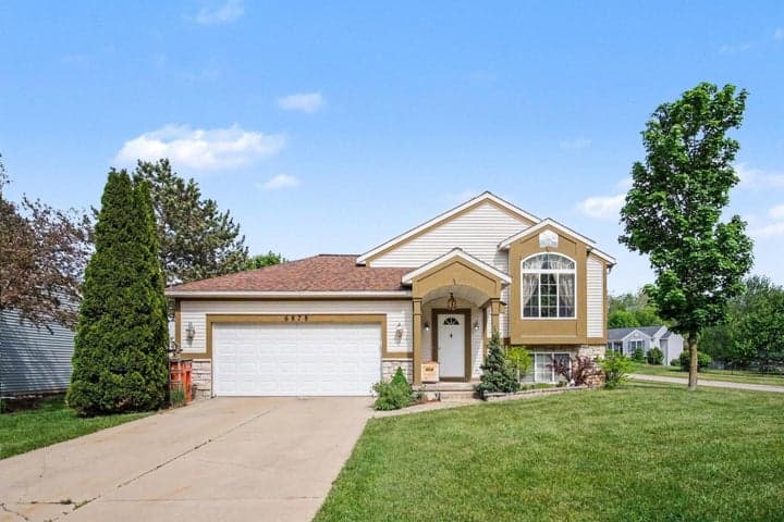 6878 Lake Bluff Drive NE, Comstock Park, MI 49321