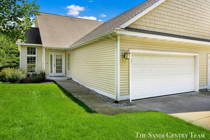 17644 Dustin Drive 16, Spring Lake, MI 49456