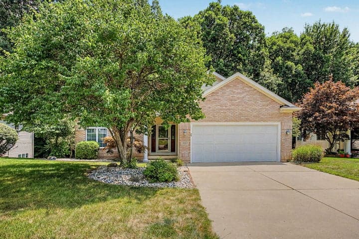 3015 S Wood Dale Drive, Jackson, MI 49203
