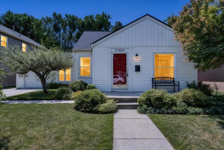 21824 S Elizabeth Street E, Saint Clair Shores, MI 48080