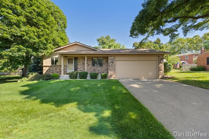 2121 Dewberry Drive NE, Grand Rapids, MI 49505