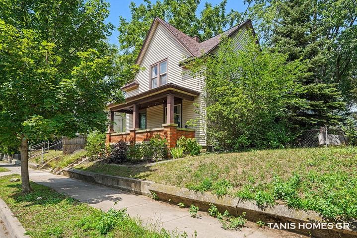 1121 Baxter Street SE, Grand Rapids, MI 49506
