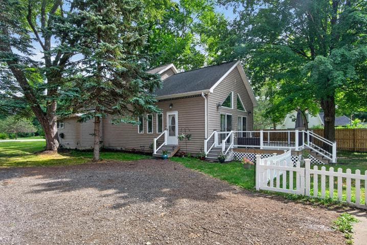 1113 Napoleon Road, Jackson, MI 49201