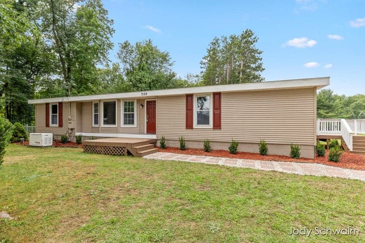 7129 Eldred Avenue NE, Rockford, MI 49341