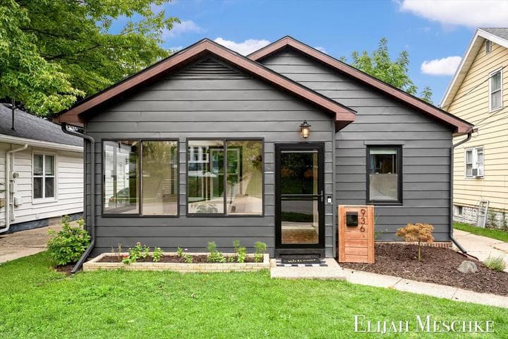 936 Valley Avenue NW, Grand Rapids, MI 49504