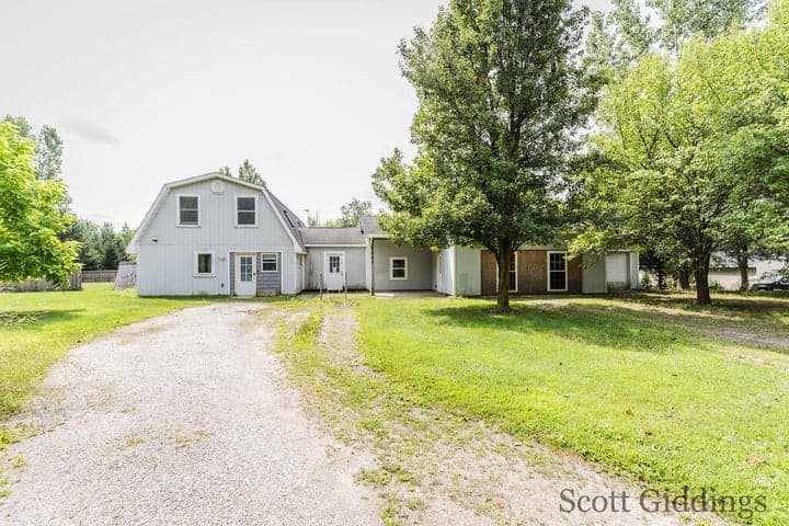 1402 E Deaner Road NE, Edmore, MI 48829