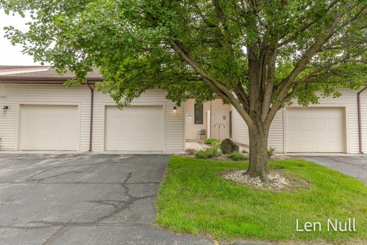 2742 Stonebluff Drive SW, Wyoming, MI 49519