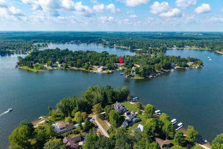 7788 W Royal Road, Canadian Lakes, MI 49346