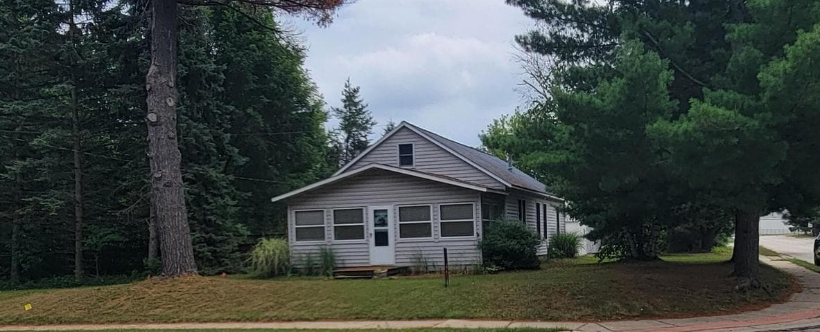 8 E Barton Street, Newaygo, MI 49337