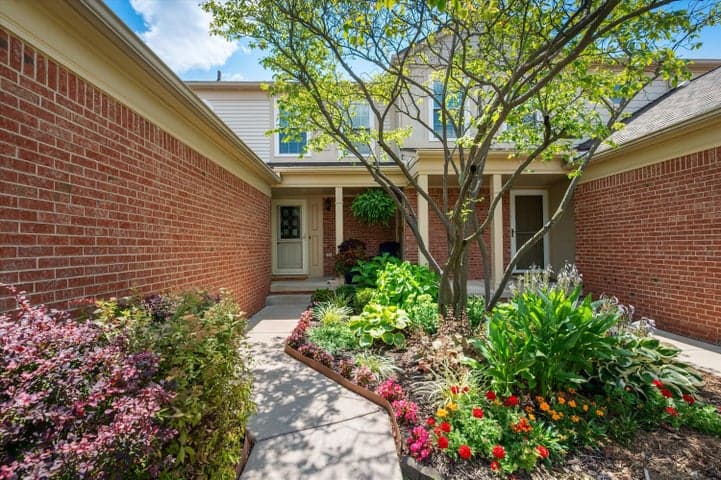 3076 Village Circle N, Ann Arbor, MI 48108