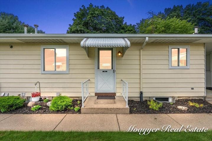 5895 Leisure South Drive SE, Grand Rapids, MI 49548