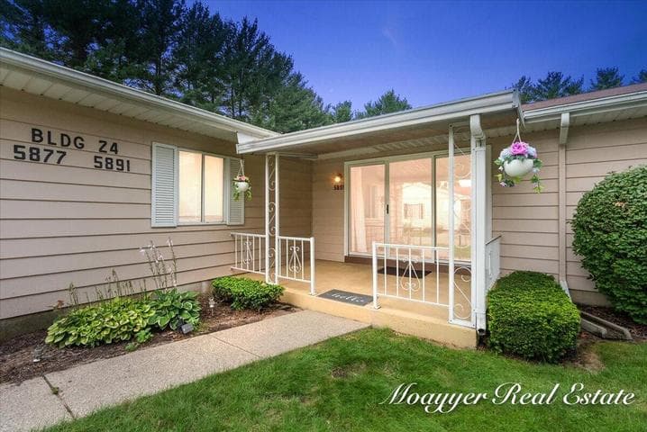5891 Leisure S Drive SE, Grand Rapids, MI 49548