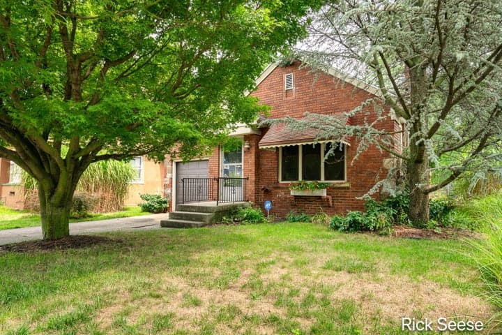 2344 Madison Avenue SE, Grand Rapids, MI 49507