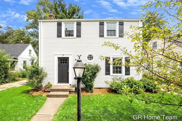 2138 Houseman Avenue NE, Grand Rapids, MI 49505